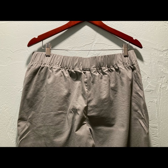 Talbots 
12P Capris Olive Green 
Elastic waist 
Front pockets - Picture 4 of 7